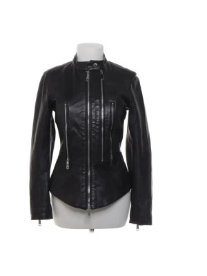 Diesel vintage skinnjacka - Snygg svart skinnjacka med snygg passform från diesel och flera silverfärgade dragkedjor framtill. Perfekt för en edgy och stilren look. Köpte på sellpy för 1500kr, använd en gång men tyvärr har jag gått upp lite i vikt , hade annars jätte gärna behållt den.