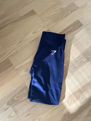 Gymshark träningstights  - Gymshark träningstights! Modell: vital seamless leggings 2.0💗 färg: cobalt purple💜 fint skick, storlek M. Orginalpris: 549kr