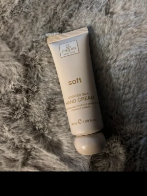 Miqura Soft Handkräm 50 ml - Mjukgörande handkräm från Miqura i en stilren beige tub på 50 ml. Krämen är doftsatt och har silkeslen formula som återfuktar händerna. Perfekt att ha i väskan för snabb återfuktning när som helst.