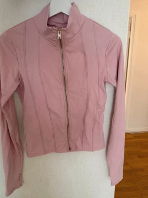Ljusrosa jacka från Gina Tricot - Jackan har en figurnära passform och långa ärmar. Perfekt för dig som gillar en stilren och enkel look 💗🥂