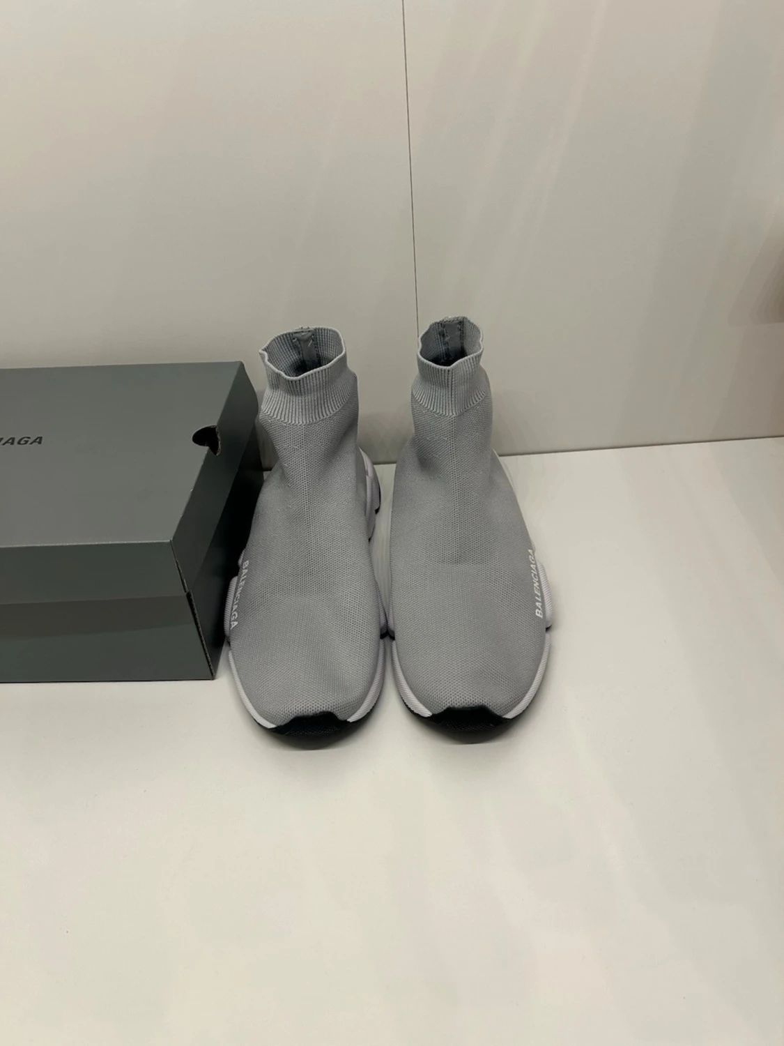 Grå vita b skor - 1