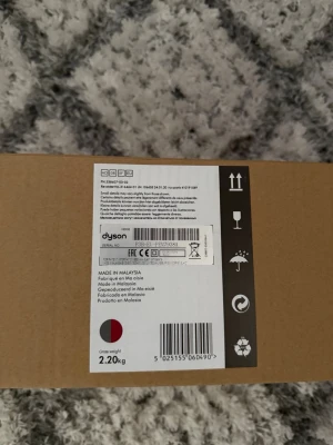 Dyson Supersonic hårfön med tillbehör - Säljer en Dyson Supersonic hårfön i silver och lila med flera tillbehör: stylingmunstycke, smoothing nozzle, diffuser, gentle air och flyaway attachment. Perfekt för olika hårtyper och ger snabb torkning utan extrem värme. Modern design och hög kvalitet.