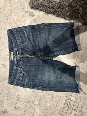 Acne shorts  - Knä långa acne shorts i en mörk denim tvätt. Storlek 27/34  