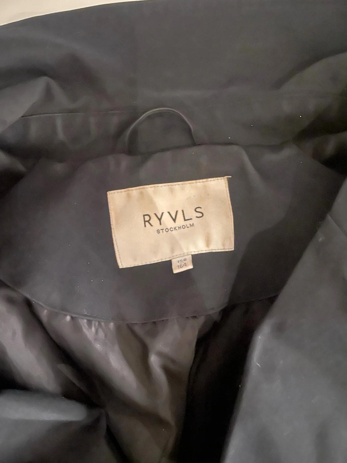 Svart trenchcoat från RYVLS - 1