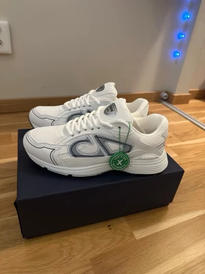 B. 30 - Hej, säljer ett par feta b30s perfekt för du som letar efter stiliga och sköna skor. Skriv gärna privat för mer info🙏!pris kan diskuteras vid snabb affär!