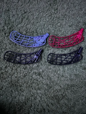 Innebandyblad i olika färger - Säljer lite blad då dom inte kommer till användning. Oxdog Avox i den mjukare plasten, ganska dåligt skick men det är helt iallafall.  Evolite i PP plast i färgen Radiant red. Bra skick.  2 st Air one i svart, PP plast, ett är så gott som nyskick, det andra har en liten spricka men påverkar inte spelet. Kom med bud.