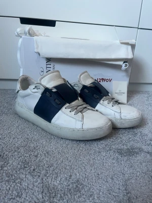 Valentino Opens  - Tja säljer dessa populära och riktigt schyssta Valentino Opens skor! Storlek 42, färg mörkblå, skick 7/10, Allt OG medkommer så som box, dustbag, extra snören och valentino kort! Hör av er vid minsta lilla fråga eller fundering! 