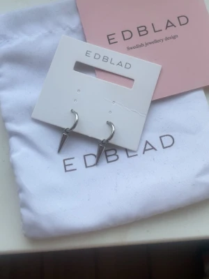 Edblad peak hoops i silver  - Säljer mina peak hoop örhängen från Edblad som aldrig är använda ( ord. Pris 399kr ), eftersom jag inte använder silver smycken. 