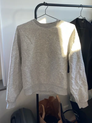Tröja från Gina Tricot  - En sweatshirt från Gina Tricot, den är väl använd men den har inga fläckar eller något fel på den. 