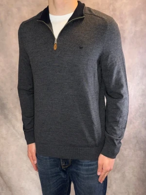 Mörkgrå Morris Half Zip tröja - Stl L - Riktigt fet Morris Half Zip i 100% merinoull ! | Mycket bra skick: 8,5/10, lite sliten på vänster armbåge (litet hål) | Stl L | Modellen är 177cm lång och väger ca 74kg, passar längre personer också | Hör av dig vid frågor // Galgen 🫡