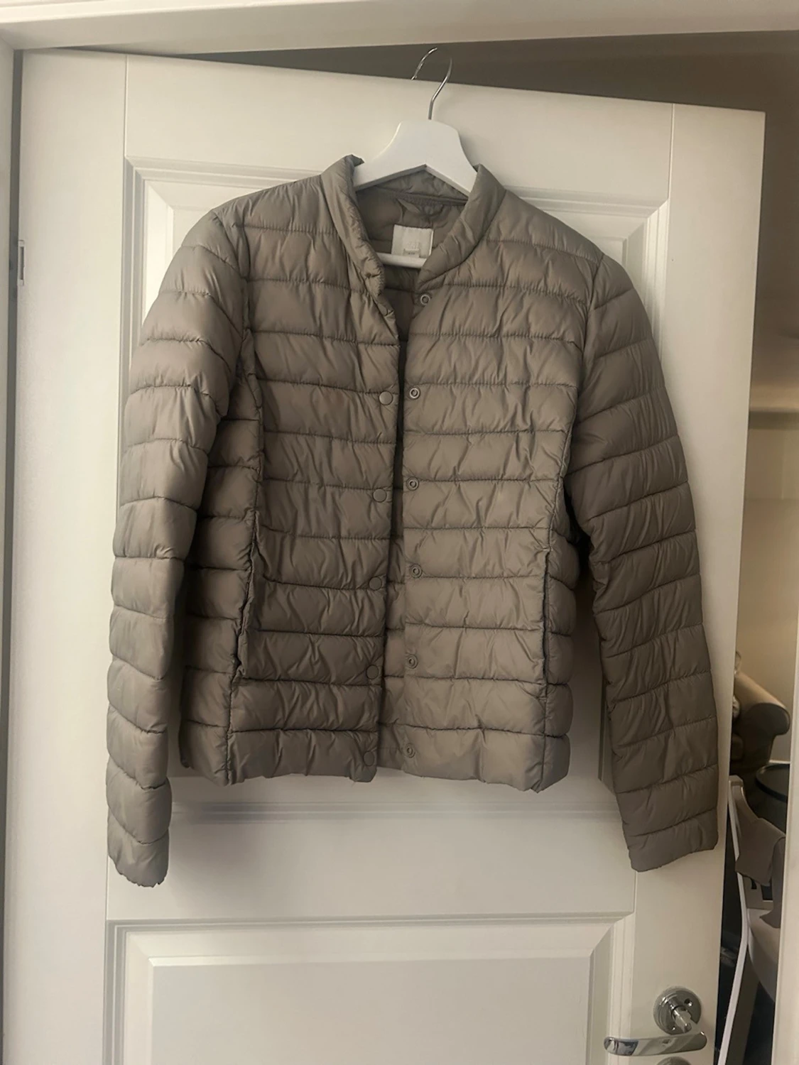 Beige dunjacka med knappar - 2