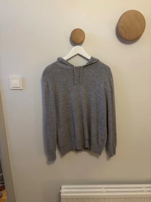 Cashmere hoodie  - Snygg cashmere hoodie från sayless. Någon liten defekt men inget som märks när den används. Annars mycket fint skick!