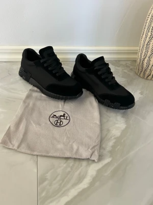 H skor - Säljer dessa fina skor eftersom det inte är min stil. Skorna är helt nya och har inga problem. Dom hade kunnat passa 43,5 och kanske 44 och om ni har frågor så är det bara att skriva✍️🙏 Priset kan diskuteras vid snabb affär 💨 