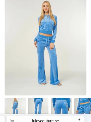 Blå velourset från Juicy Couture - Säljer ett par blåa snygga juicy couture byxor i storlek S. Dem passade inte i längden därav att jag säljer. Inte använda så mycket heller.