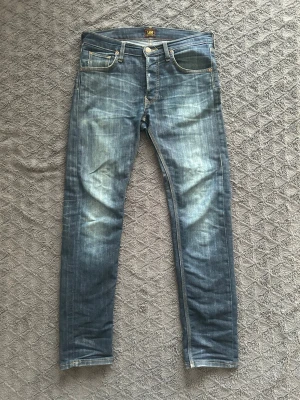  Jeans från Lee - Ett par feta distressed jeans från Lee. Perfekt tvättade för en archived look. Storlek 30/32. Inga defekter skick 9/10✅. Hör av dig om du har några frågor.