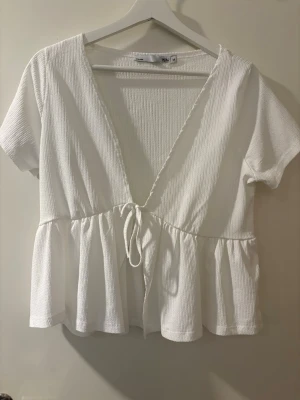 Vit blus - Vit blus som går att knyta till!