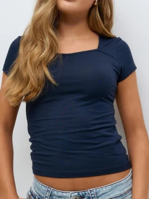 Mörkblå topp från Gina Tricot - Mörkblå, tight topp från Gina Tricot med korta ärmar och fyrkantig ringning. Enkel och stilren design som passar perfekt till jeans eller kjol. Tillverkad i mjukt och stretchigt material för en bekväm passform. Är lite nopprig men går säkert att få bort med något medel eller redskap. 