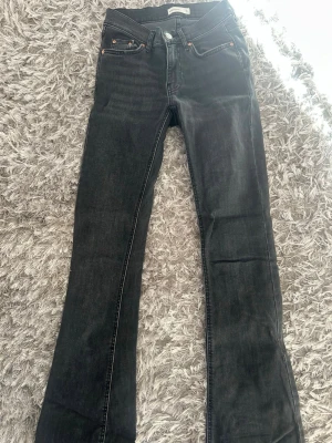 Gina tricot jeans  - Ett par svarta/mörkgrå bootcut jeans från Gina Tricot i storlek 34, low waist använda fåtal gånger, säljer pga passade inte mig🥰