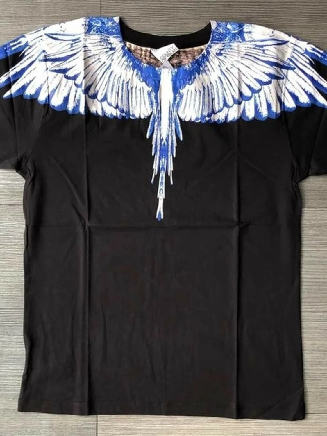 Svart t-shirt med blå-vita vingar