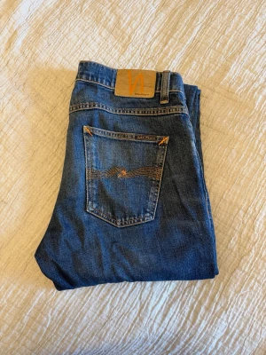 Nudie jeans  - Säljer nu ett par mörkblå Nudie jeans 🌟 | Strolek: 32/32 | Modell: Lean Dean | Färg: Troubled sea | Bra skick (litet hål i innerfickan) | Hör av er vid funderingar! | A&Wfashion 🙌