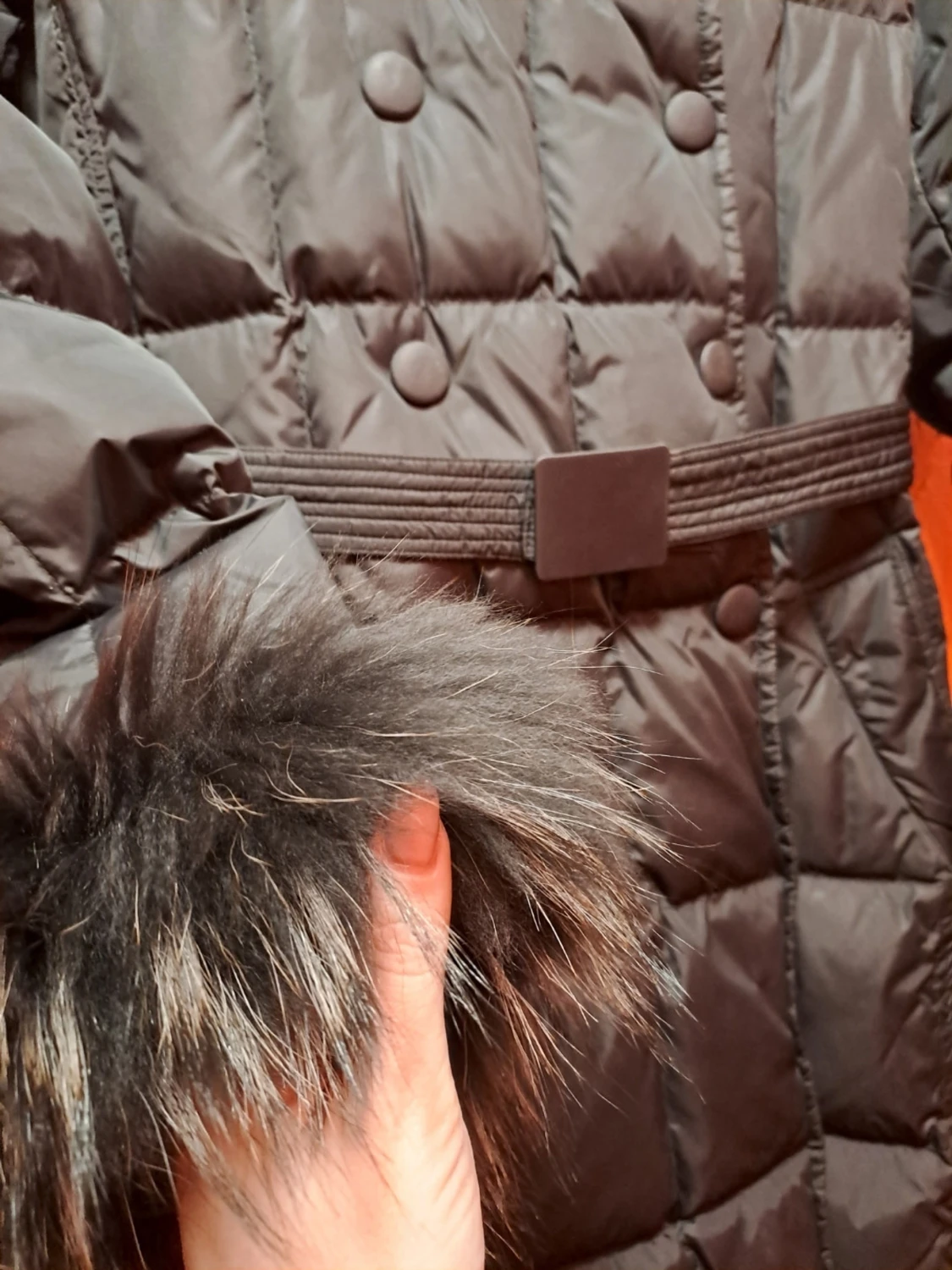 Svart lång dunjacka med äkta päls