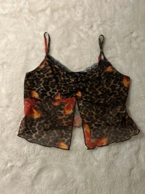 Top leopard - Super fin topp men inte min storlek tyvärr, aldrig använd 