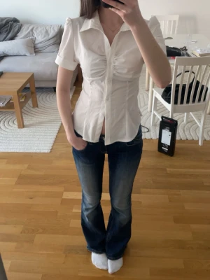 Vit figursydd skjorta - xs  - Snygg figursydd skjorta, står ingen storlek men skulle säga xs. Är köpt på Vinted, de står inte vart den kmr ifrån. Just nu är den lite grön pga att jag hade sprayfärg i håret (se bild 4) men de går bort i tvätten. Skriv för fler bilder! 💕