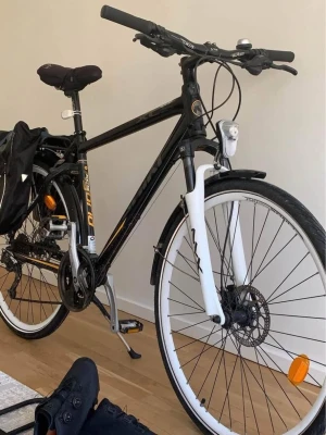 Cykel 🚴‍♀️ - Säljer en svart ordinarie cykel av bra kvalitet med framgafflar och reflexdetaljer. Cykeln har raka styren och cykelstöd. Den funkar bra och har inte strul eller problem. Perfekt för pendling eller längre turer. Det är en dyr cykel och skriv privat för upphämtning. 1 vecka garanti.
