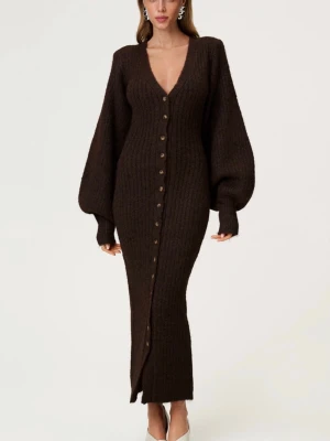 Adoore Montana dress  - Använd 1 gång, klänningen är i helt nytt skick. Mysig brun långklänning i stickat material med ribbad struktur. Klänningen har v-ringning, långa puffärmar och knappar längs hela framsidan. Perfekt för dig som gillar en elegant men avslappnad look.