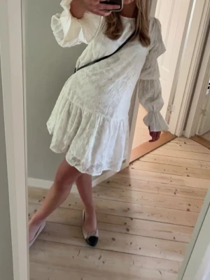 Vit volangklänning med långa ärmar - Superfin vit klänning med volanger och långa, vida ärmar. Bara och skriva vid funderingar ☺️