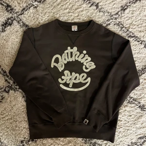 Bape crewneck  - BAPE factory cracked rope logo sweatshirt från 2005 tror jag. Storlek S men sitter mer åt M hållet, färgen är som en blandning mellan brun och lite grå.