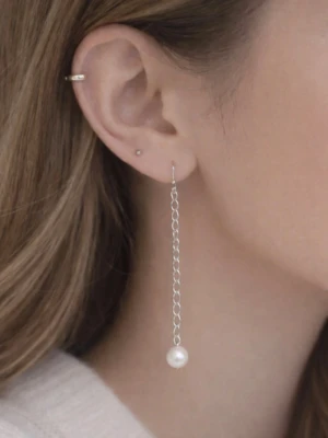  silverörhängen med pärlor -  örhängen med lång, tunn silverfärgad kedja och en vit pärla längst ner. (Hon på bild som har på dom är ai den är för att visa hur dom sitter på alltså är dom helt oanvända) säljer likadana i guld💕