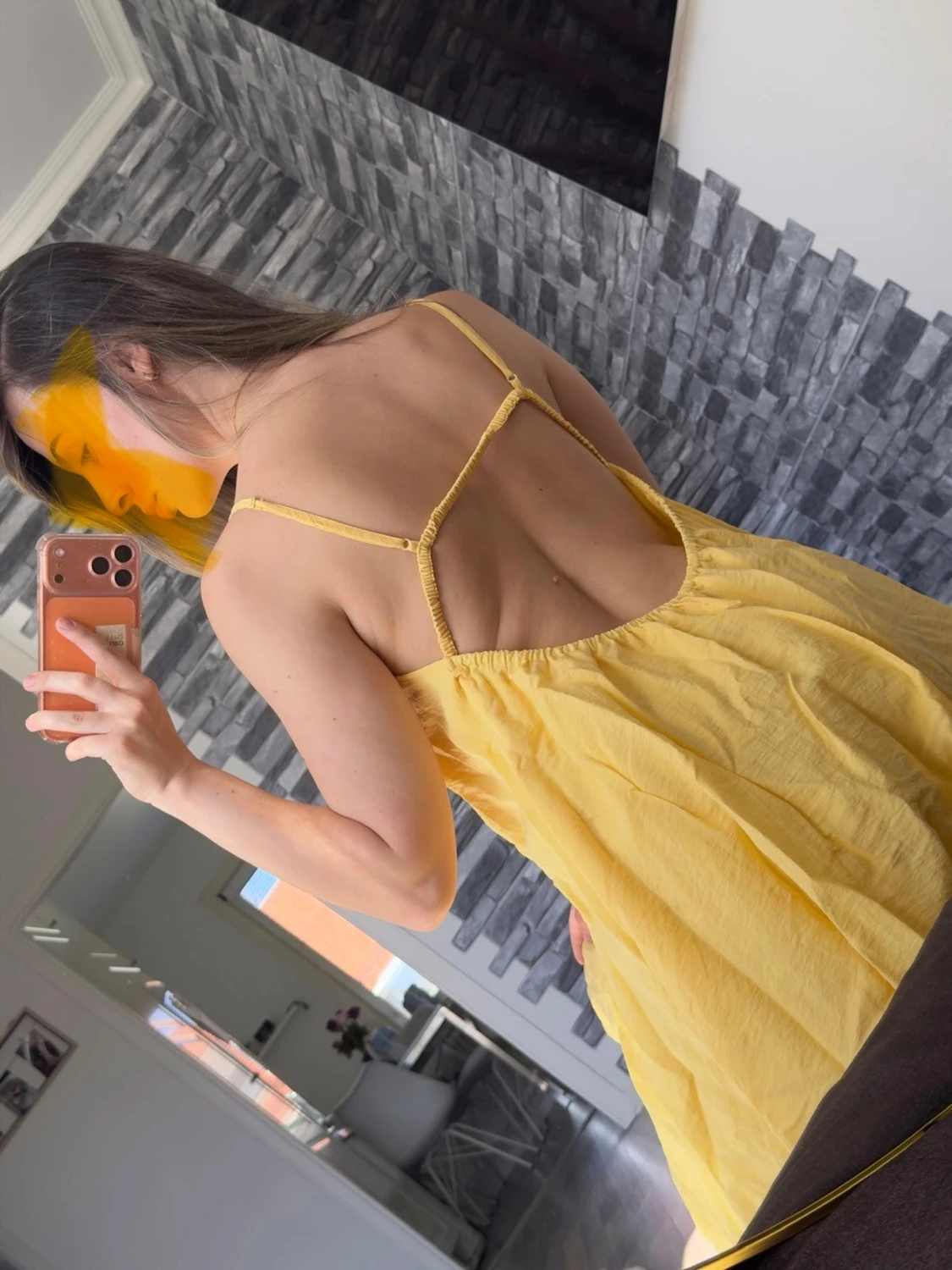 Gul sommarklänning med öppen rygg - 2