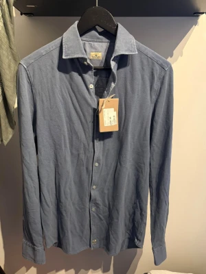 Sonrisa skjorta  - Tja! Säljer helt ny sonrisa skjorta i färgen ljusblå! Storlek S, nypris 2599kr 