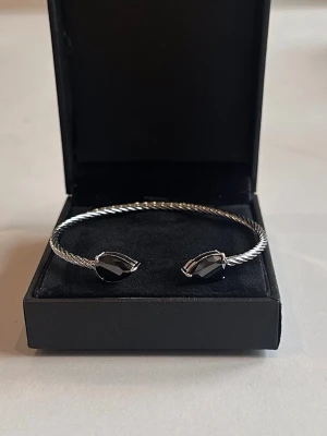 Heart bracelet  - The bracelet is never used and 100% rust- and nickel-free. The bracelet is  adjustable so it will fit everyone! If you have any questions, feel free to reach out ☺️