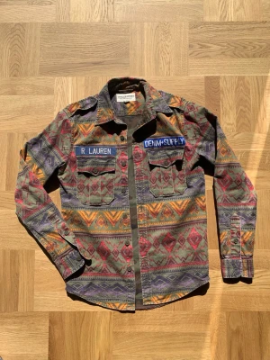 RLDS Aztec Jacket - Overshirt från Ralph Laurens discontinued sektion Denim&Supply. Jackan är från deras Aztec kollektion, mycket fint skick. Storlek XS men passar som S. Utgå från måtten:  Längd (ryggrad): 76 Bredd (över bröstet): 46 Armlängd: 62  Skriv vid frågor eller funderingar! /william