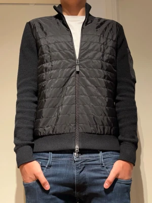 Svart cardigan från J.Lindeberg  - Svart cardiganjacka från J.Lindeberg. Bra skick, storlek M. Hör av dig vid fler frågor!