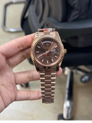 Herr klocka  - Helt ny och oanvända klocka med automatiskt rörelse. Klockan har korrekt vikt och är tillverkad i samma högkvalitiva stål. Tveka inte att höra av er vid frågor eller bilder. Endast klockan ingår i priset. Om ni är intresserade av box eller box tillsammans med certifikat, vänligen kontakta oss så kan vi diskutera ett pris