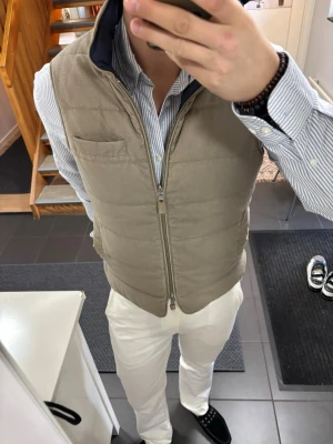 Stenströms Väst - Stenströms Reversable 2 i 1 väst, storlek M. Skick 7.5/10, lite defekter men som inte märks av vid användning. Pris 699, fraktas samma dag!