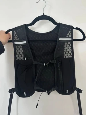 Löparväst  - Säljer en helt ny löparväst som passar både kvinnor och män. Storleken är onesize och kan justeras mycket. Västen är lätt och andas bra. 