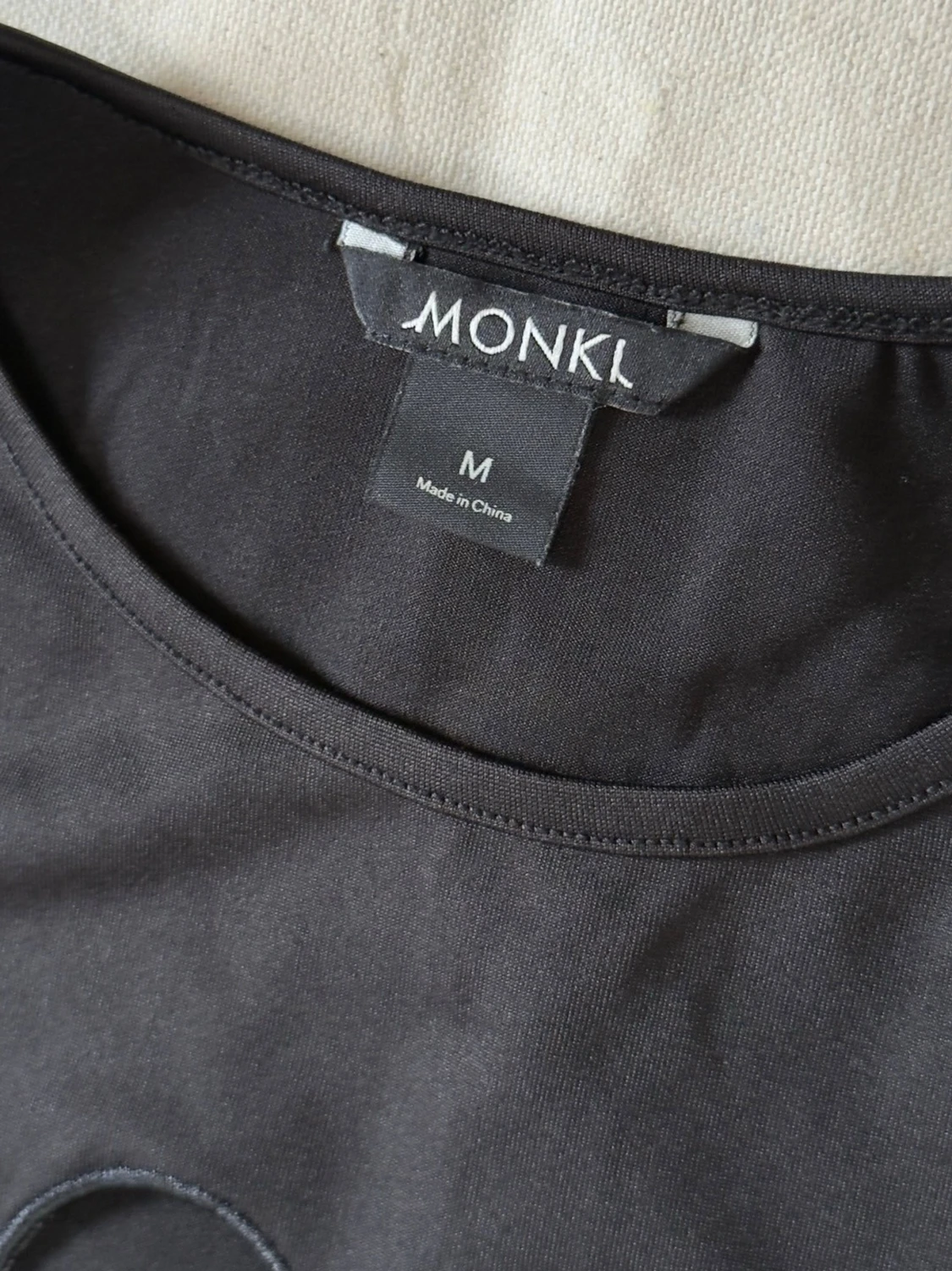 Svart t-shirt med hjärtdetalj Monki - 1