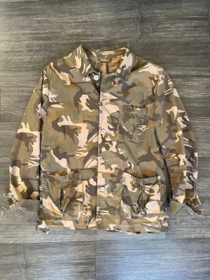 Camo overshirt från Stenströms  - Tjoo säljer en riktigt snygg camo overshirt från stnströms som är ett väldigt fint märke. Denna overshirt är extremt svårt att få tag på och slutsåld överallt jag har kollat. Så om du vill ha ett riktigt unikt och najs plagg köp denna. Den är i storlek xl men sitter mer som en l vid flera funderingar kring pris eller annat är det bara att skriva
