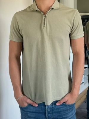 Grön pikétröja  - Piké tröja med zip istället för knappar! Snygg stilren och perfekt till varmare väder! Passar M/S! Hör av dig vid frågor🙏🏼