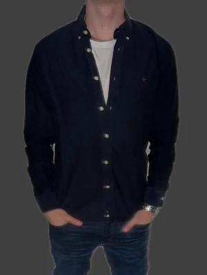 Mörkblå skjorta från Morris - Mörkblå skjorta från Morris i storlek L. Fint skick till ett bra pris. Nypris: 1995kr. Mitt pris: 349kr. Vid frågor eller funderingar, tveka inte att höra av dig.