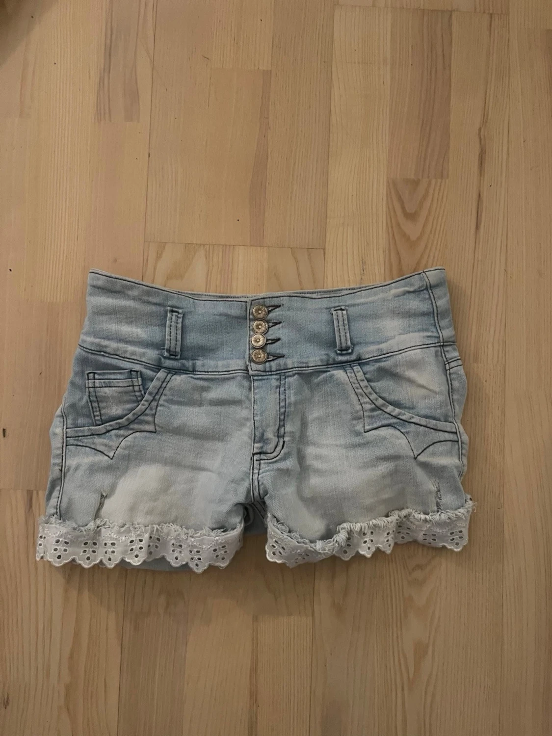Ljusblå jeansshorts med spetsdetaljer
