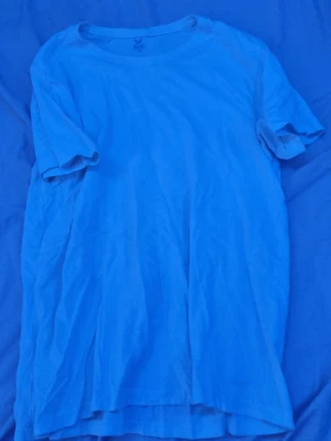 Vit t-shirt från SOC i bomull - En basic vit t-shirt från SOC i storlek M. T-shirten har rund halsringning och korta ärmar, tillverkad i mjuk bomull. Perfekt till jeans eller shorts för en enkel och clean look.
