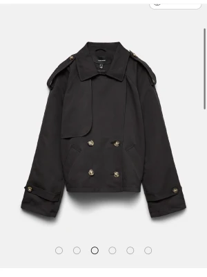 Kort svart trenchcoat från Vero Moda - Storlek xl men sitter som en S, jätte snygg säljer för att jag har massa andra likande! Använd 2 ggr, så i väldigt fint skick! Skriv gärna vid funderingar 