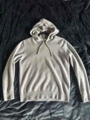 Cashmere Sayless Hoodie - Grå Kashmir hoodie från Sayless, storlek XS.  Fråga gärna frågor😃, priset kan diskuteras. Orginalpris 899kr.