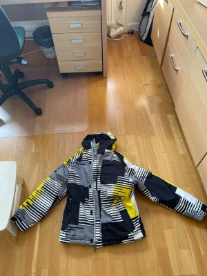 686 Youth Boys skidjacka  - En fin skidjacka med bra kvalitet från 686 Stealth Boys. Inga skador eller slitningar samt endast använts en gång. Storlek: S. Jag är 180cm lång och väger 72kg. Nypris: ca 1600kr.