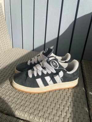 Adidas Campus svartvita sneakers - Snygga Adidas Campus sneakers i svart mocka i storlek 43. I mycket bra skick, säljer pga av att jag inte använder dem. Hör av er vid funderingar!